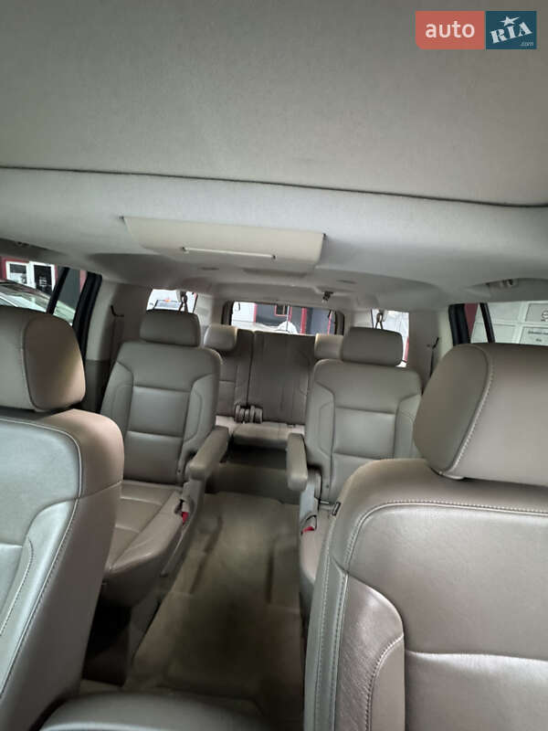 Внедорожник / Кроссовер Chevrolet Suburban 2016 в Киеве