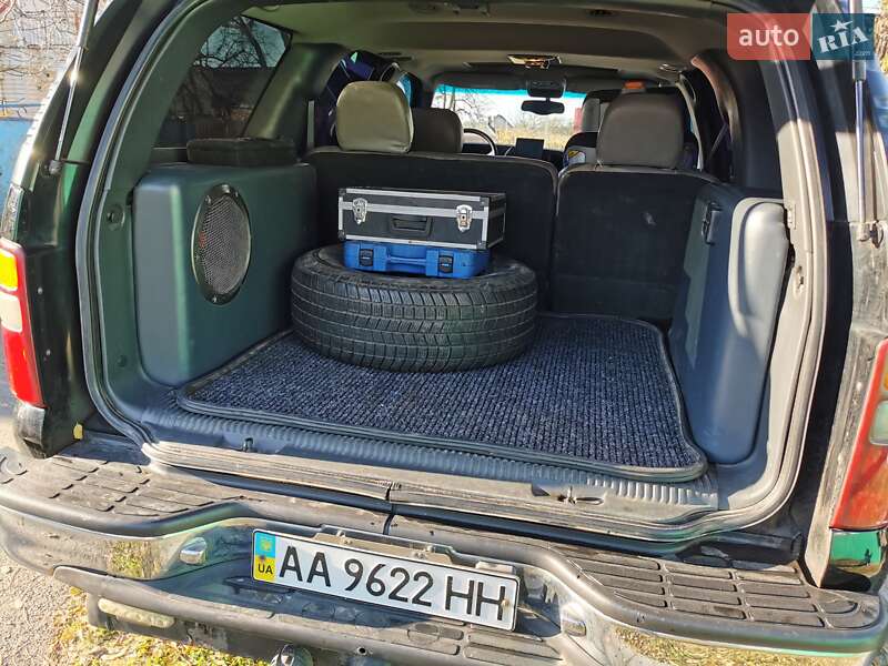 Позашляховик / Кросовер Chevrolet Tahoe 2000 в Києві