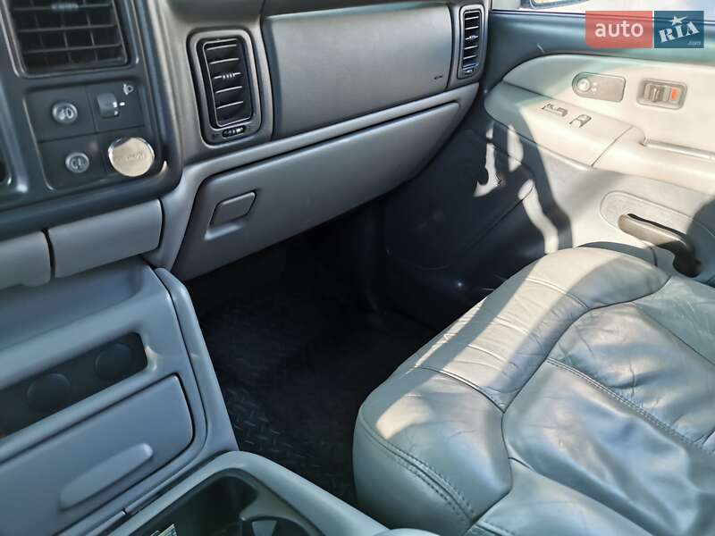 Позашляховик / Кросовер Chevrolet Tahoe 2000 в Києві