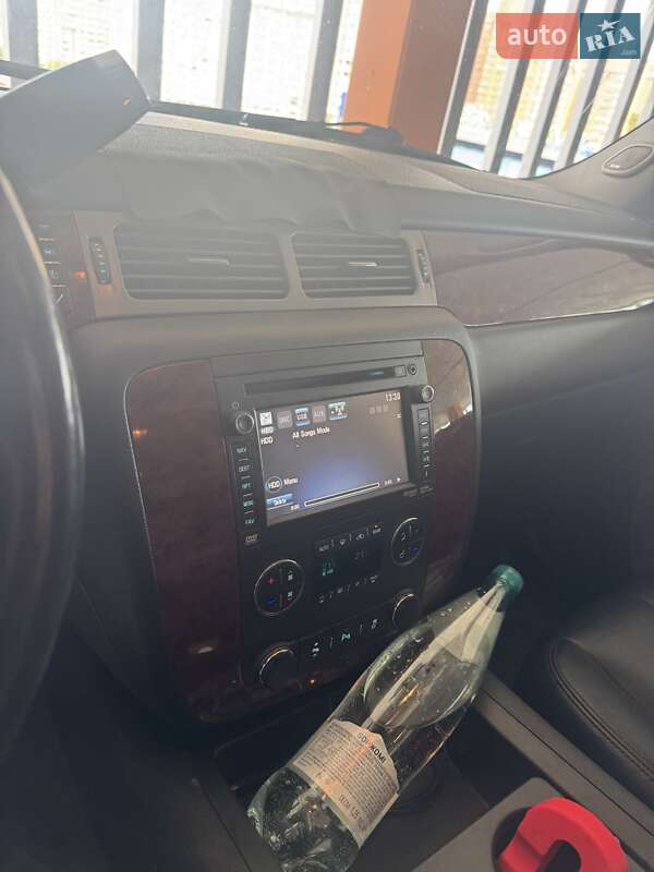 Позашляховик / Кросовер Chevrolet Tahoe 2012 в Києві