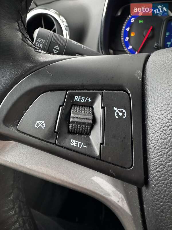 Внедорожник / Кроссовер Chevrolet Tracker 2013 в Киеве