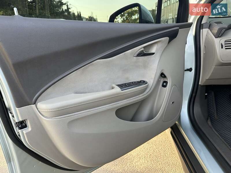Хэтчбек Chevrolet Volt 2013 в Сумах