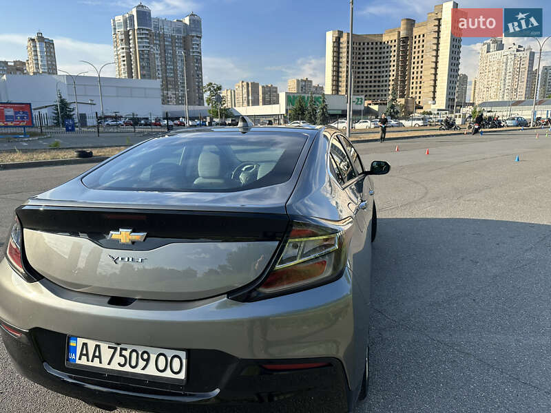 Хэтчбек Chevrolet Volt 2015 в Киеве