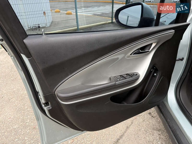 Хэтчбек Chevrolet Volt 2011 в Киеве