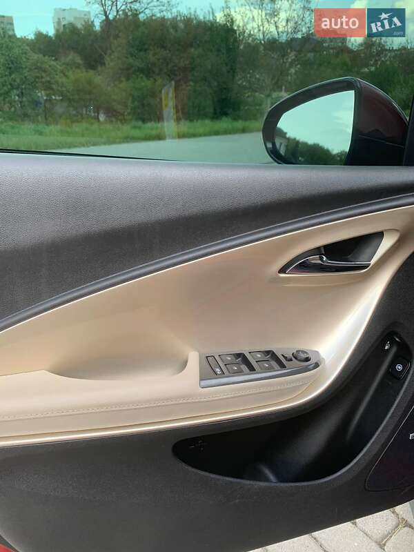 Хэтчбек Chevrolet Volt 2011 в Львове