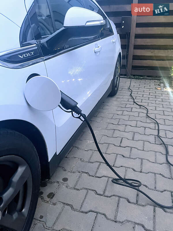 Хэтчбек Chevrolet Volt 2014 в Киеве