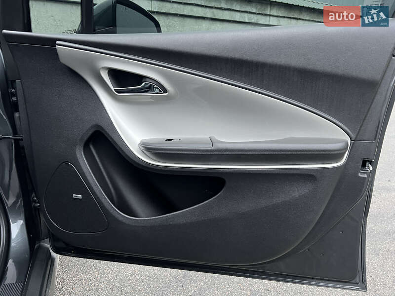 Хэтчбек Chevrolet Volt 2015 в Киеве