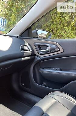 Седан Chrysler 200 2015 в 