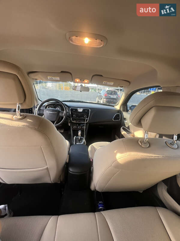 Седан Chrysler 200 2013 в Первомайске