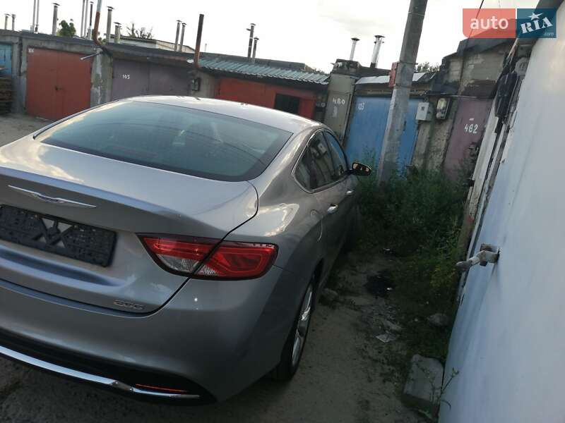 Седан Chrysler 200 2014 в Вышгороде