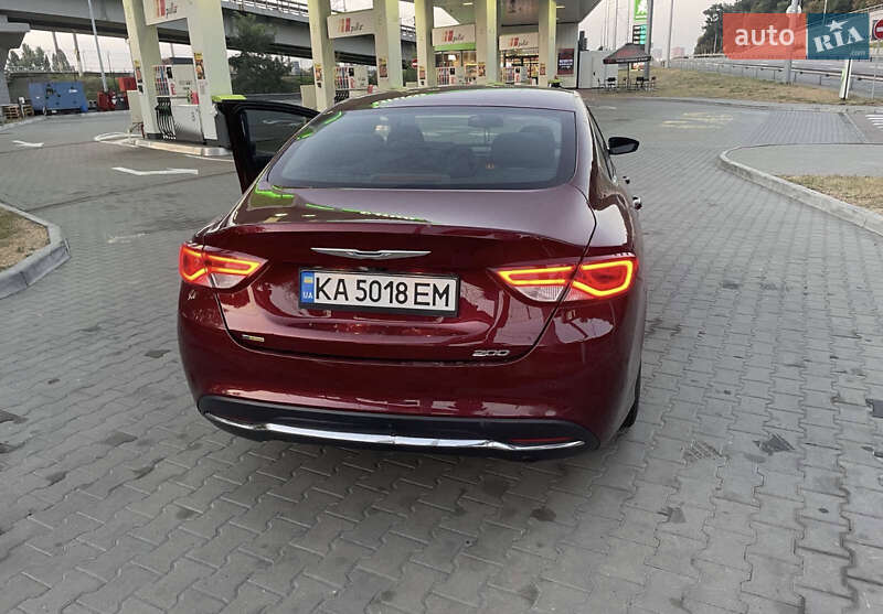 Седан Chrysler 200 2015 в Каневе