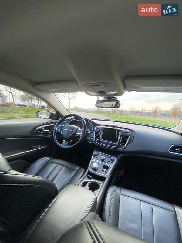 Седан Chrysler 200 2016 в Буске