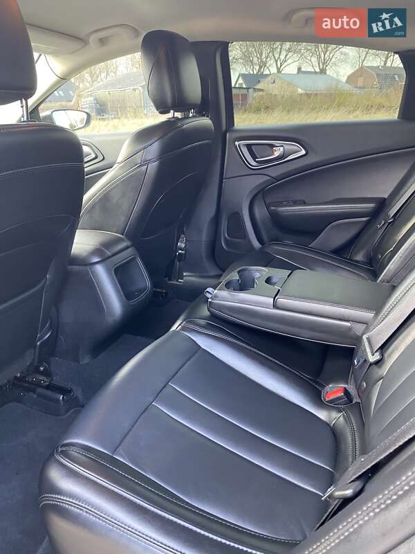 Седан Chrysler 200 2016 в Буске