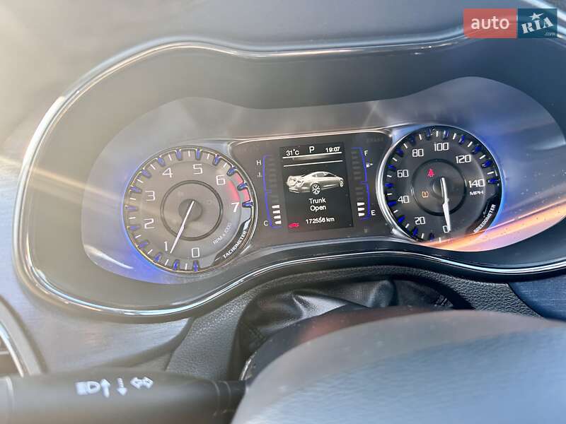 Седан Chrysler 200 2015 в Черкасах