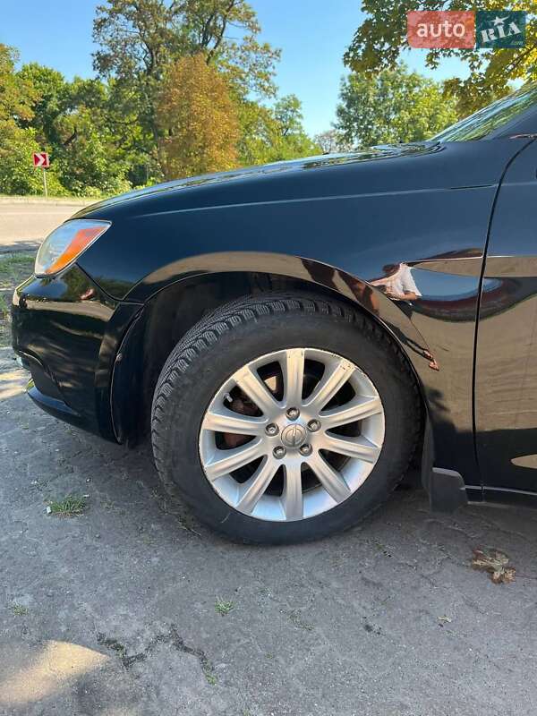 Седан Chrysler 200 2011 в Бурштыне
