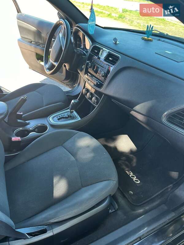 Седан Chrysler 200 2011 в Бурштыне