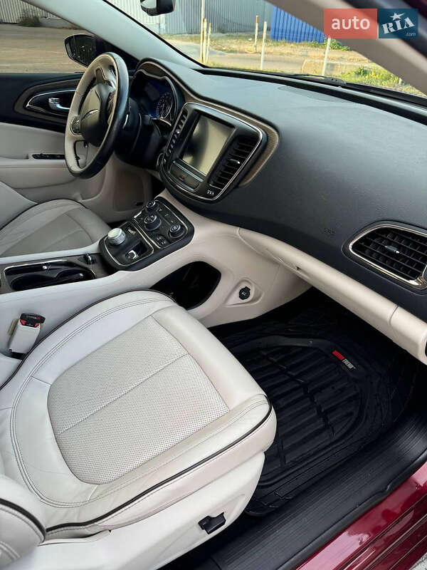 Седан Chrysler 200 2015 в Кривом Роге