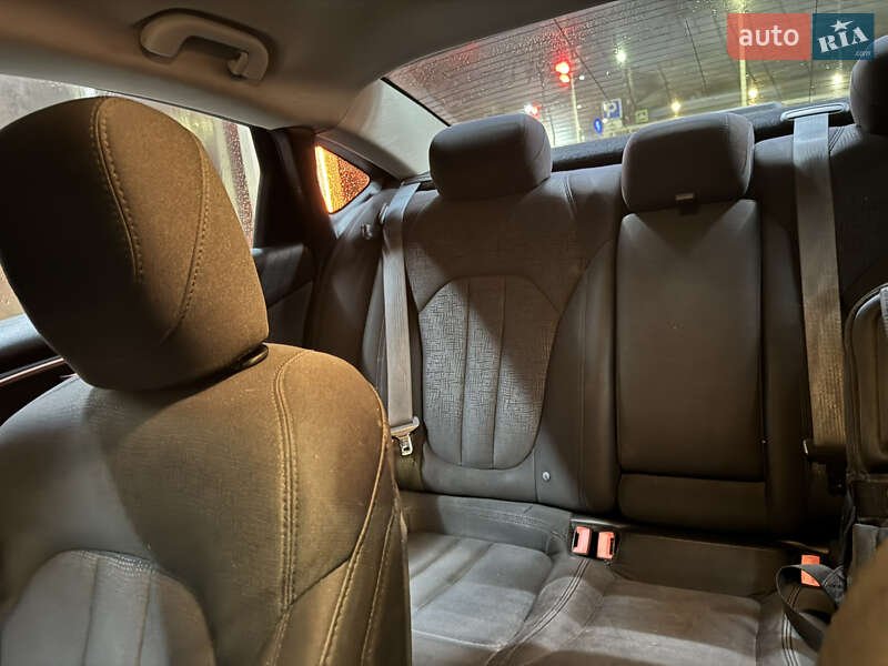 Седан Chrysler 200 2015 в Львові