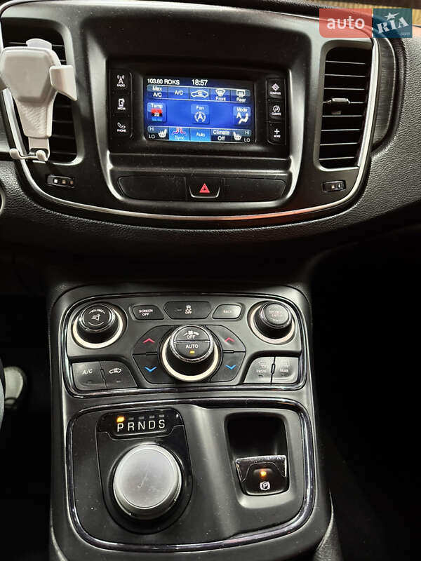 Седан Chrysler 200 2015 в Львове