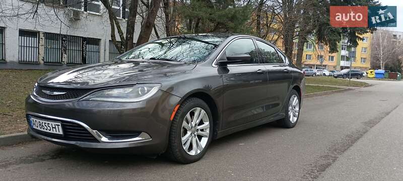 Седан Chrysler 200 2015 в Ужгороді