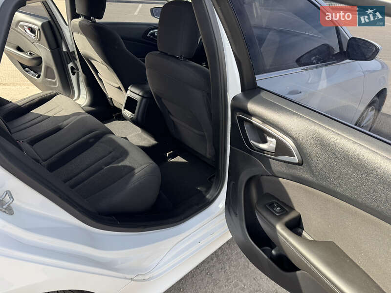 Седан Chrysler 200 2015 в Харькове