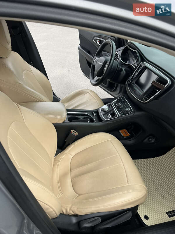Седан Chrysler 200 2015 в Львові