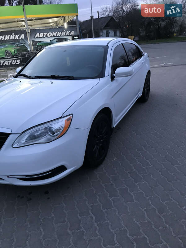 Седан Chrysler 200 2012 в Ровно