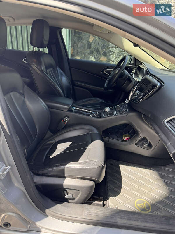 Седан Chrysler 200 2014 в Чорноморську