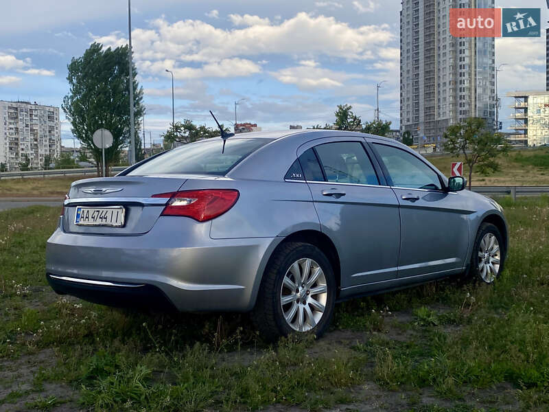 Седан Chrysler 200 2012 в Києві