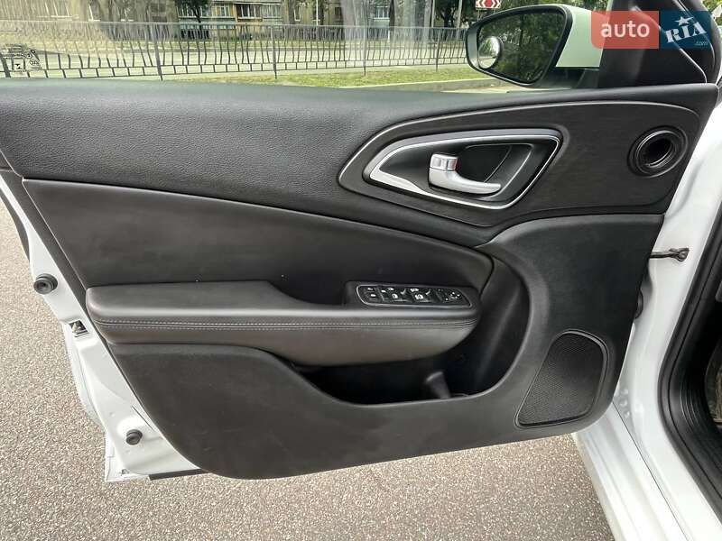 Седан Chrysler 200 2016 в Харкові