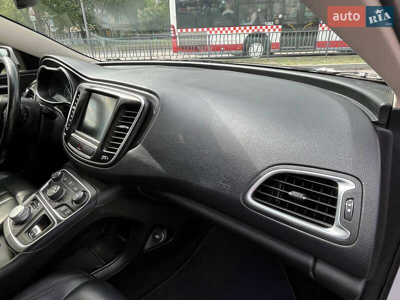 Седан Chrysler 200 2016 в Харкові