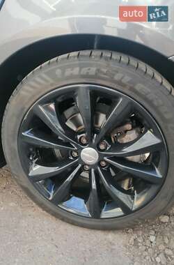 Седан Chrysler 200 2015 в 