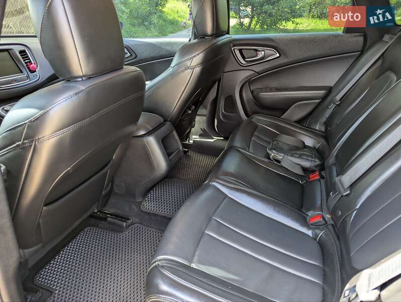 Седан Chrysler 200 2016 в Киеве