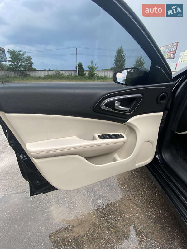 Седан Chrysler 200 2015 в Киеве