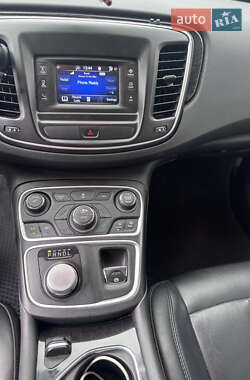 Седан Chrysler 200 2015 в 