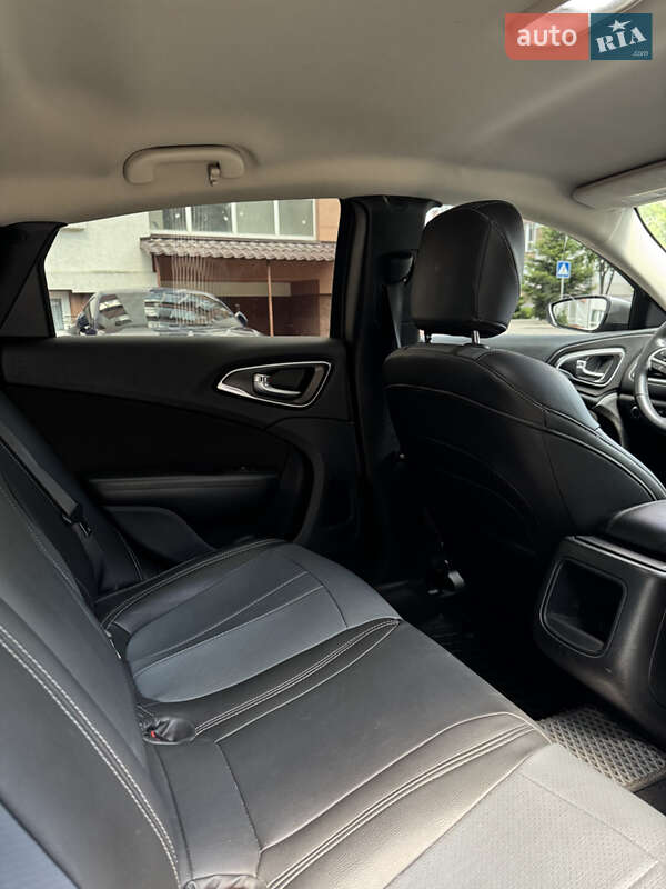 Седан Chrysler 200 2015 в Ивано-Франковске