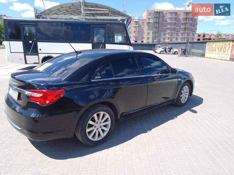 Седан Chrysler 200 2013 в Ирпене