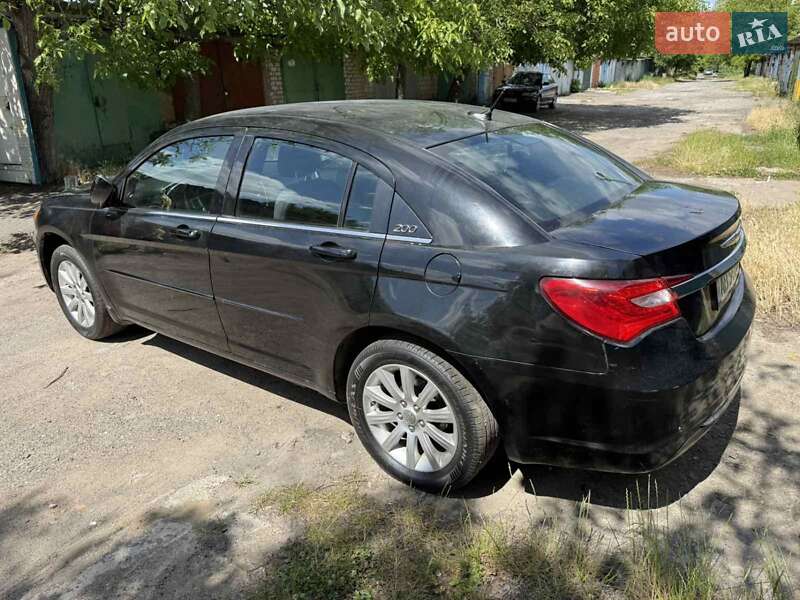 Седан Chrysler 200 2013 в Ладыжине