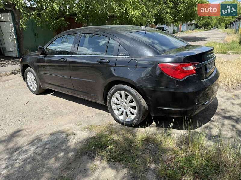 Седан Chrysler 200 2013 в Ладыжине