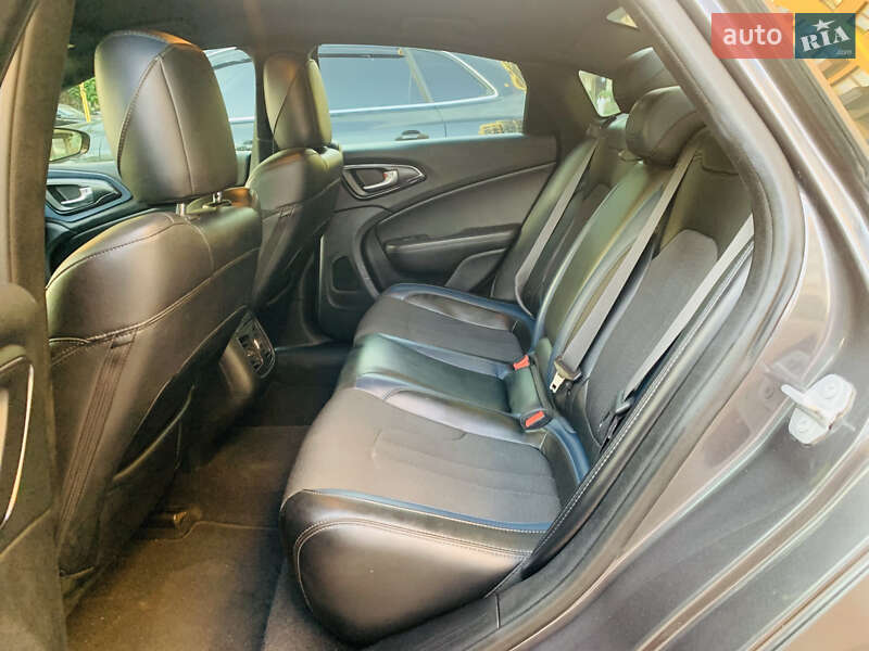 Седан Chrysler 200 2015 в Киеве