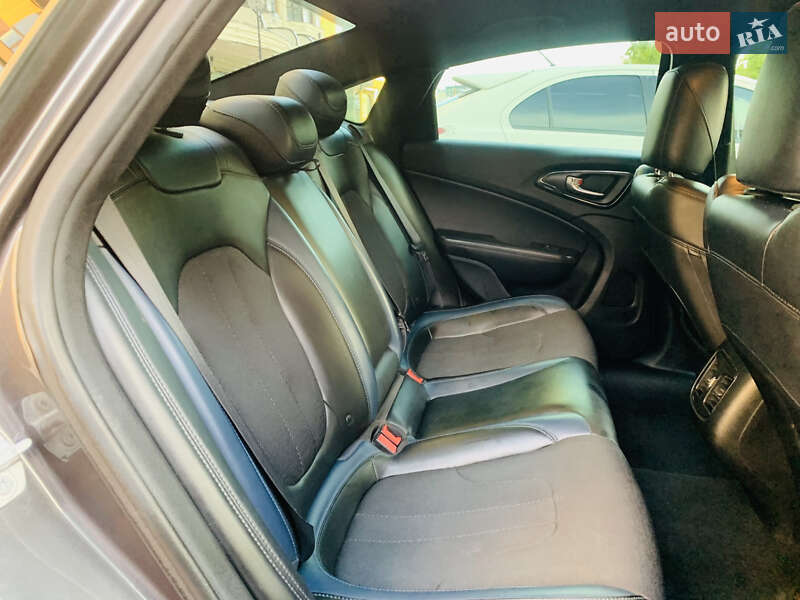 Седан Chrysler 200 2015 в Киеве