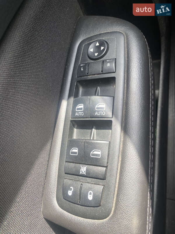 Седан Chrysler 200 2014 в Вышгороде