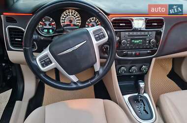 Кабриолет Chrysler 200 2012 в 