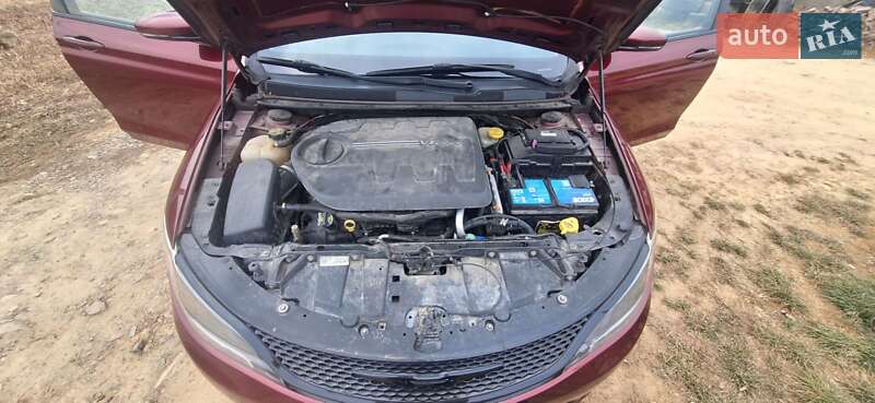 Седан Chrysler 200 2015 в Мукачево