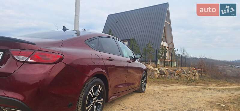 Седан Chrysler 200 2015 в Мукачево