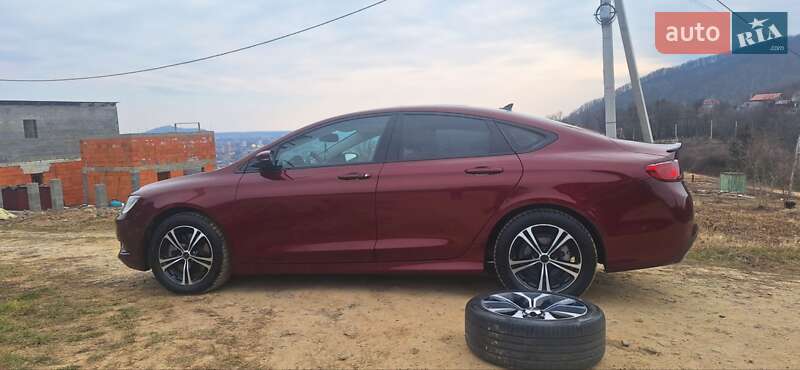 Седан Chrysler 200 2015 в Мукачево
