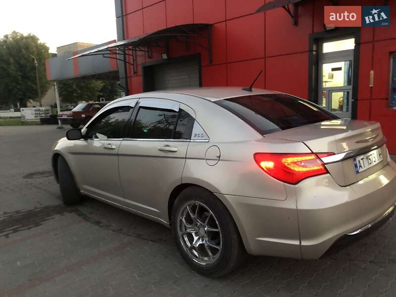 Седан Chrysler 200 2014 в Івано-Франківську