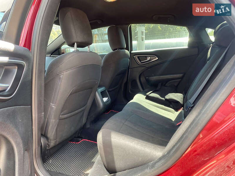 Седан Chrysler 200 2015 в Киеве