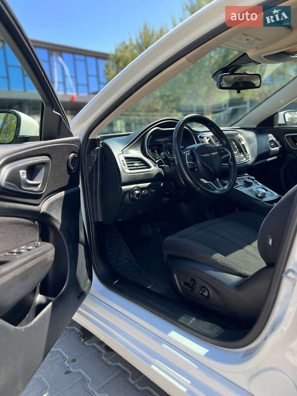 Седан Chrysler 200 2015 в Киеве
