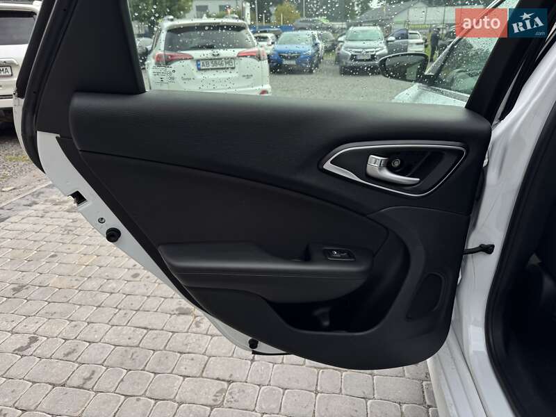 Седан Chrysler 200 2016 в Виннице